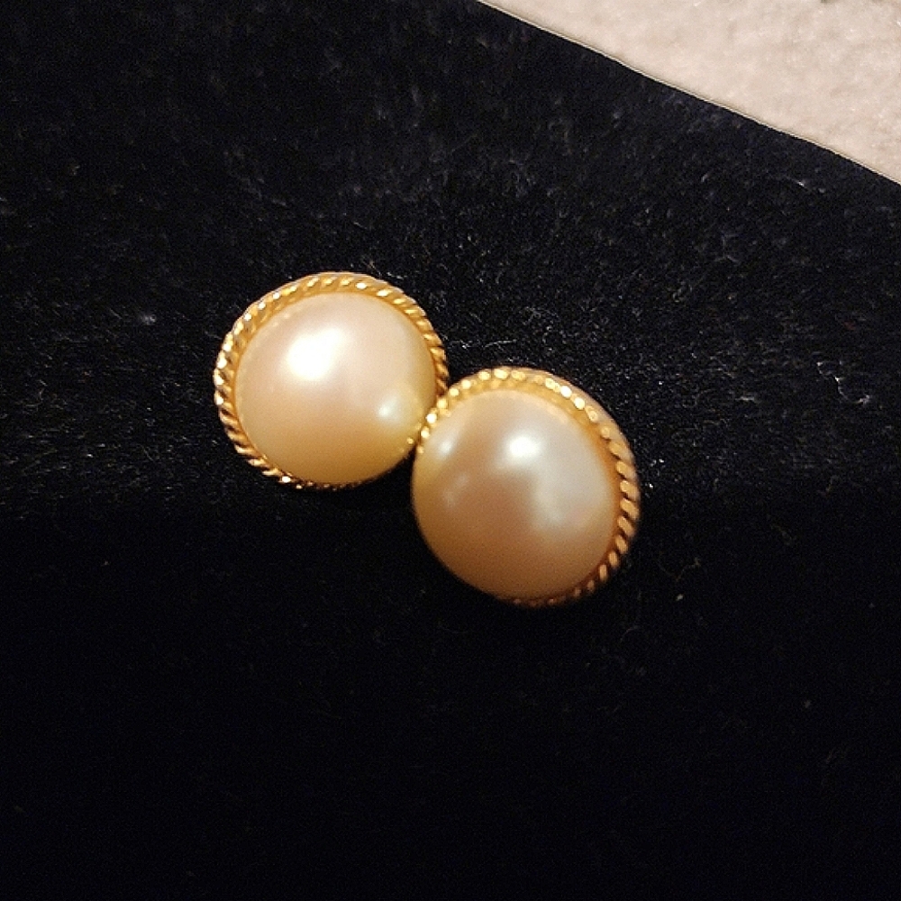 Beautiful round earring with gold plated finishing!!!